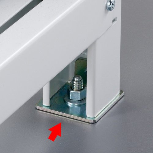 スチール書架KCJAの基礎(ベース)を使用した床固定施工の写真