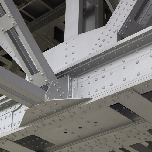 鉄・スチールは橋梁・鉄橋等の巨大な構造体を支える重要な素材